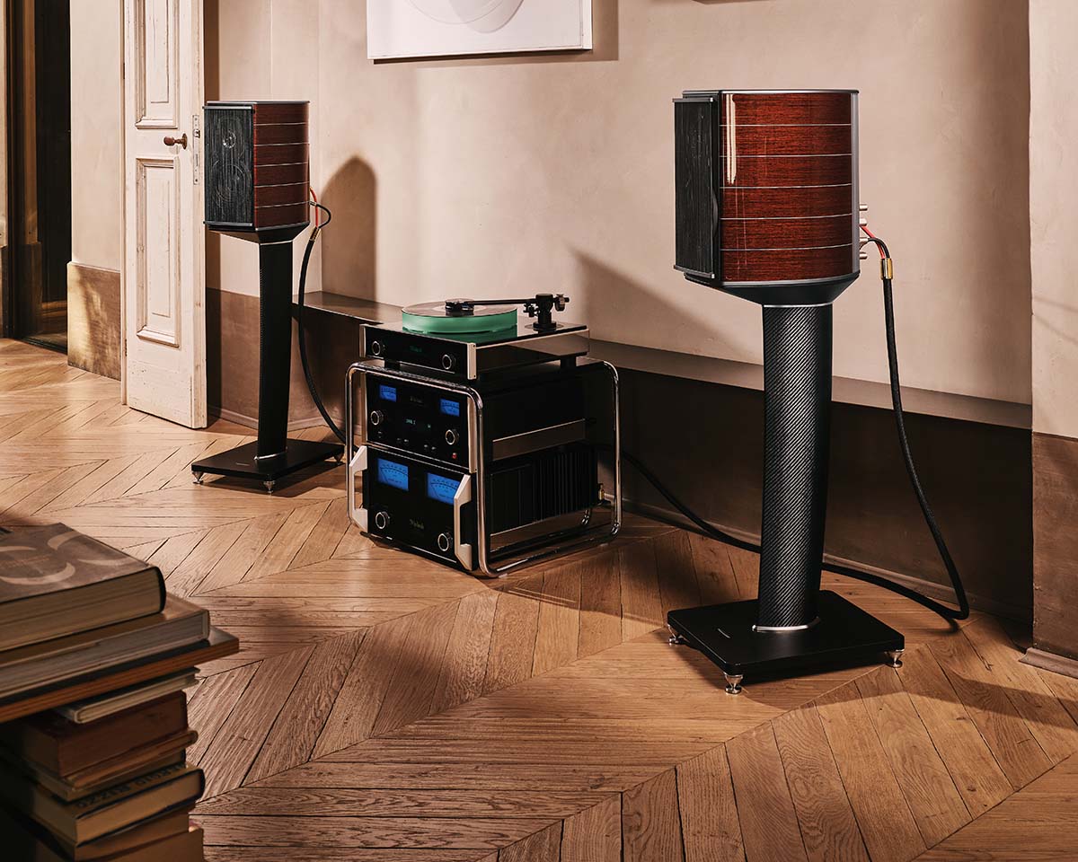 homage-guarneri-stand-content-1
