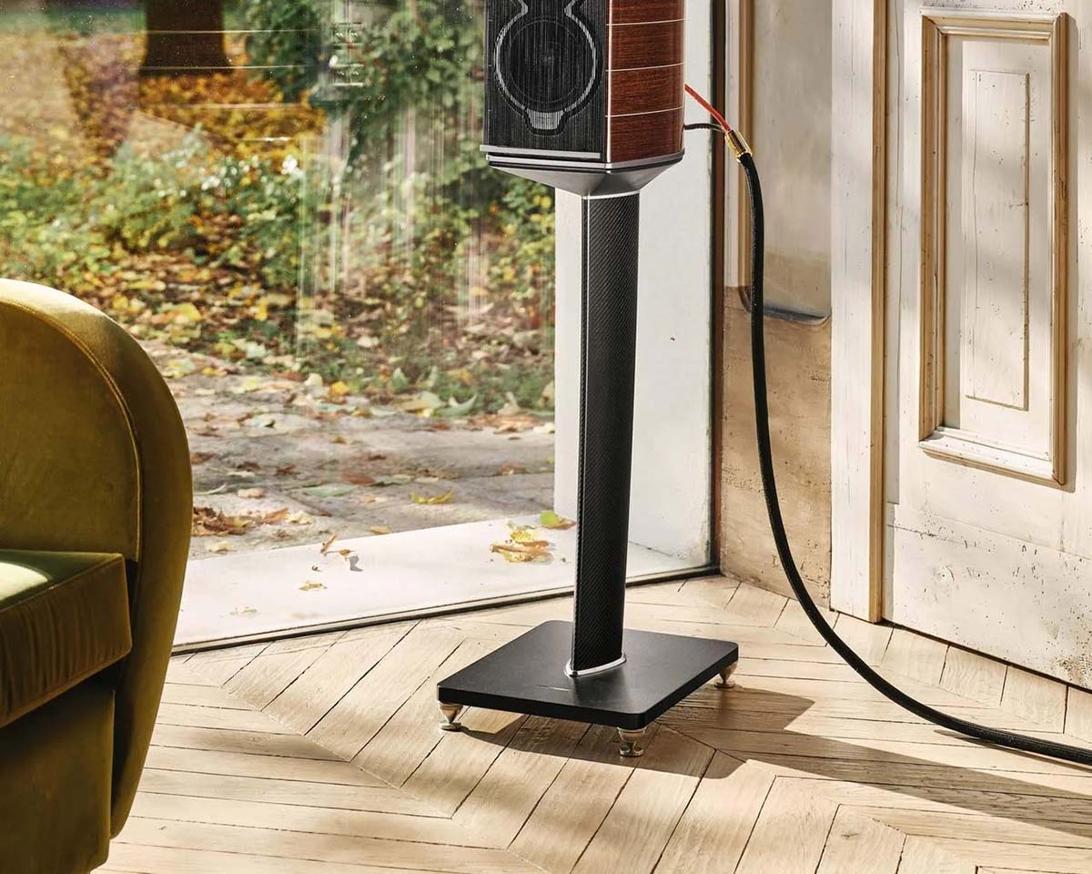 homage-guarneri-stand-content-3