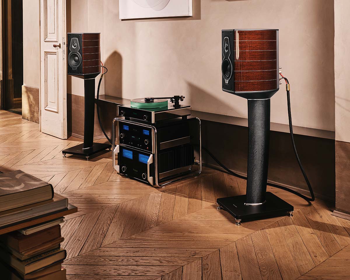 homage-guarneri-stand-content-5