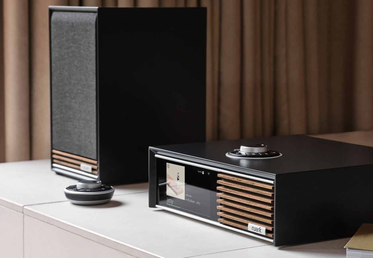 Ruark Audio R610 Music Console with Ruark Audio Sabre-R Bookshelf Speakers Ruark Audio R610 Music Console with Ruark Audio Sabre-R Bookshelf Speakers